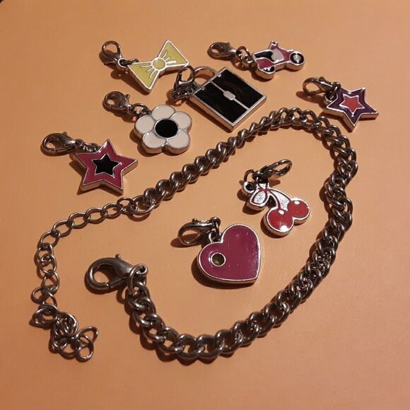 Silver chain bracelet with 8 different charms - Picture 3 of 4